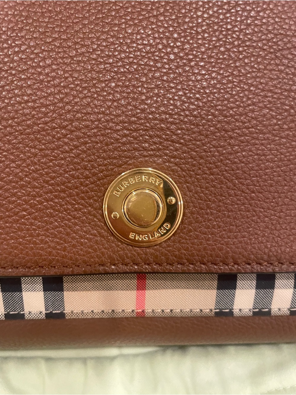 Burberry
Note Crossbody Bag Leather with Vintage Check Canvas Medium - Picture 12 of 12